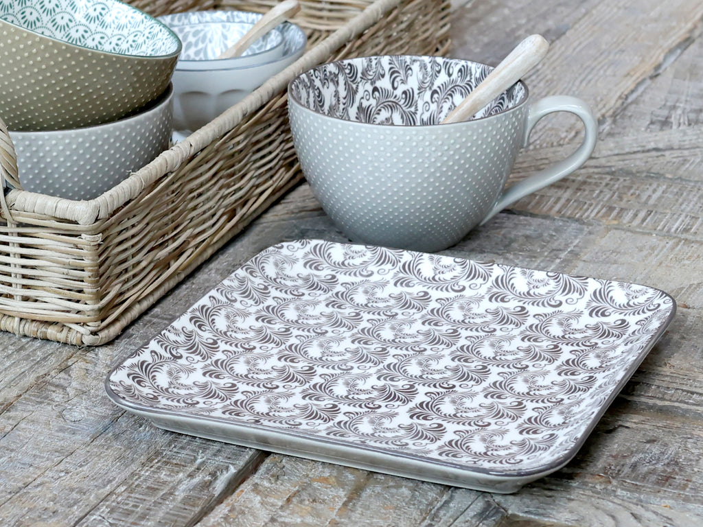 Teller quadratisch mit floralem mocca-farbenen Muster