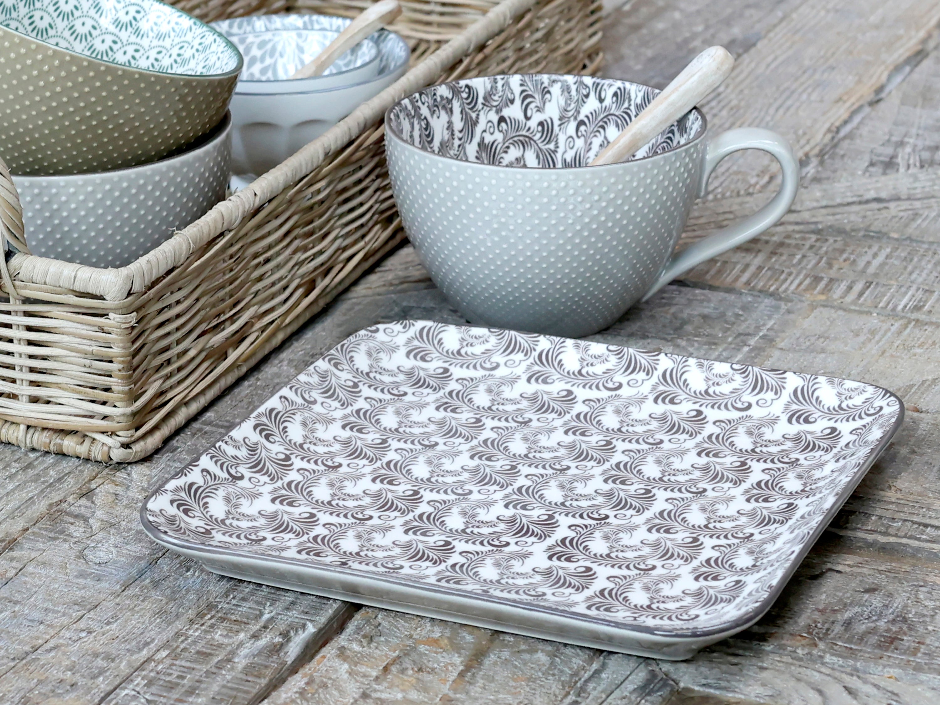 Teller quadratisch mit floralem mocca-farbenen Muster