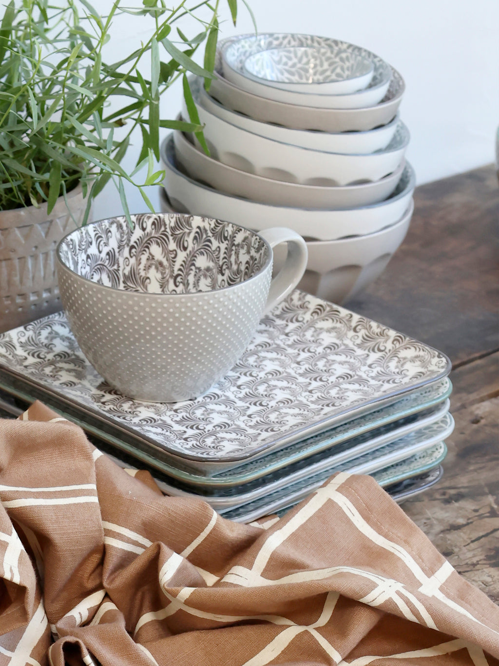 Teller quadratisch mit floralem mocca-farbenen Muster