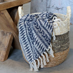 Decke dunkelblau mit cremefarbenen Muster