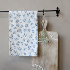Geschirrtuch mit blauen Blumen