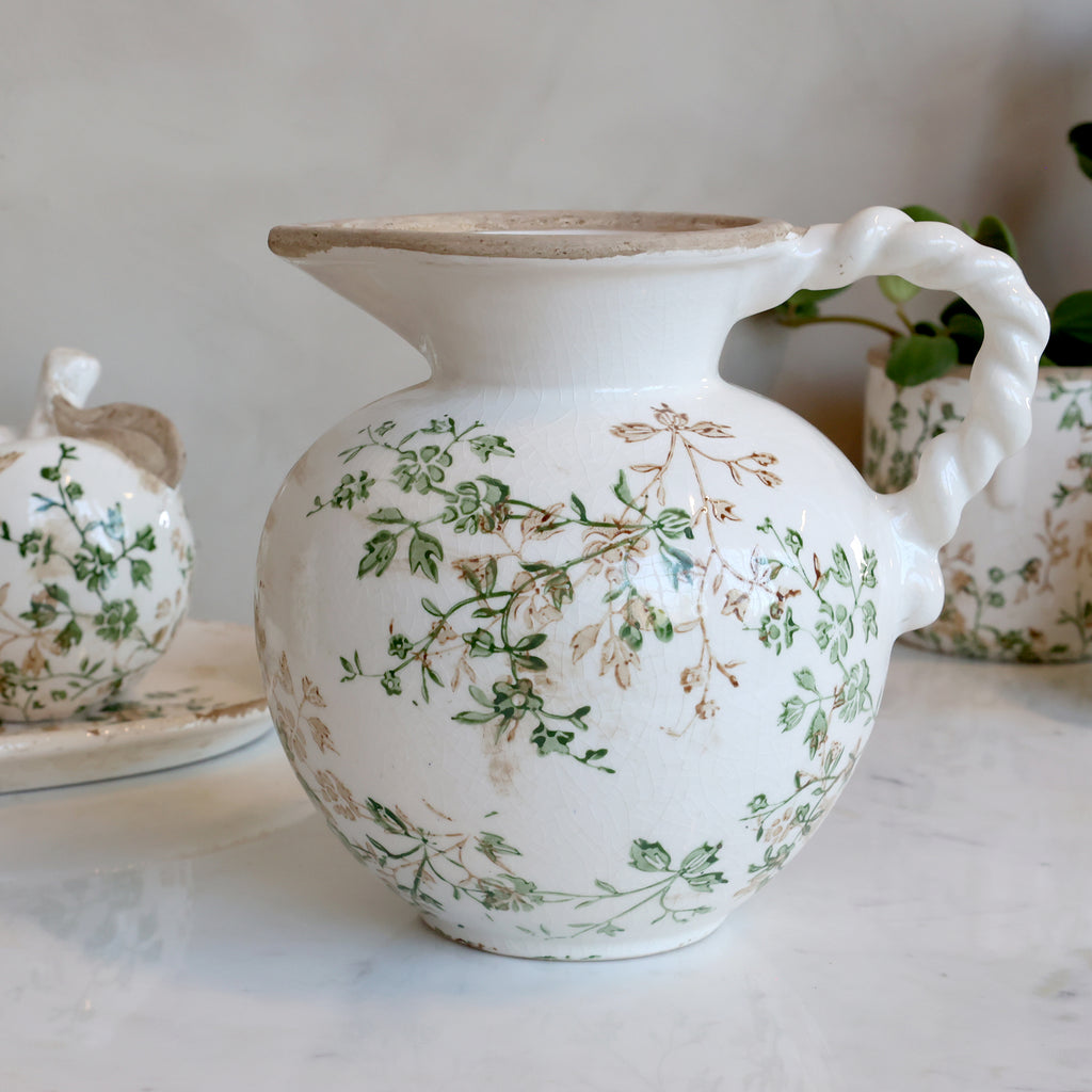 Krug mit Zweig/Blumenmotiv in mokka/grün
