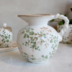 Krug mit Zweig/Blumenmotiv in mokka/grün