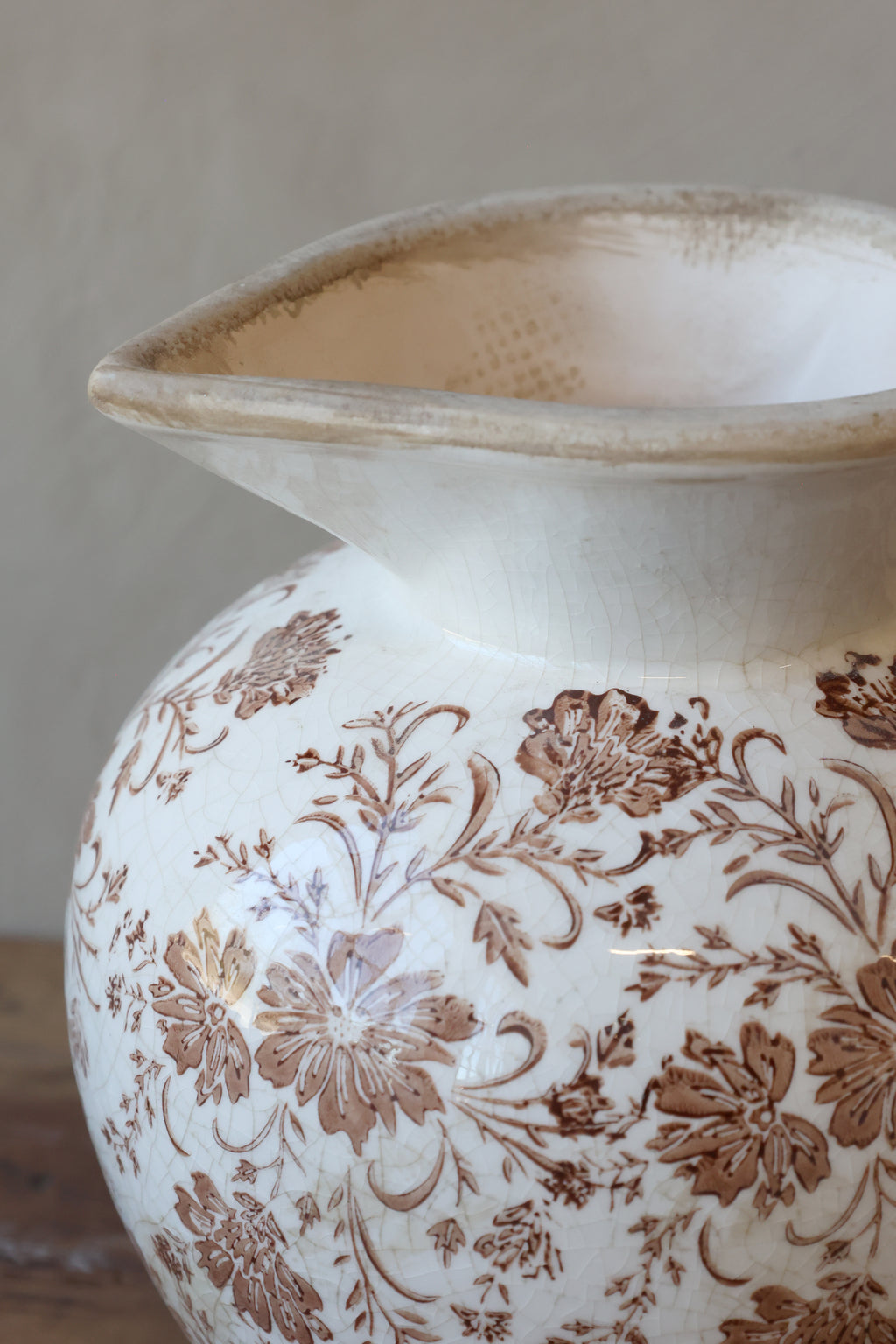 Krug mit Blumenmotiv in mokka