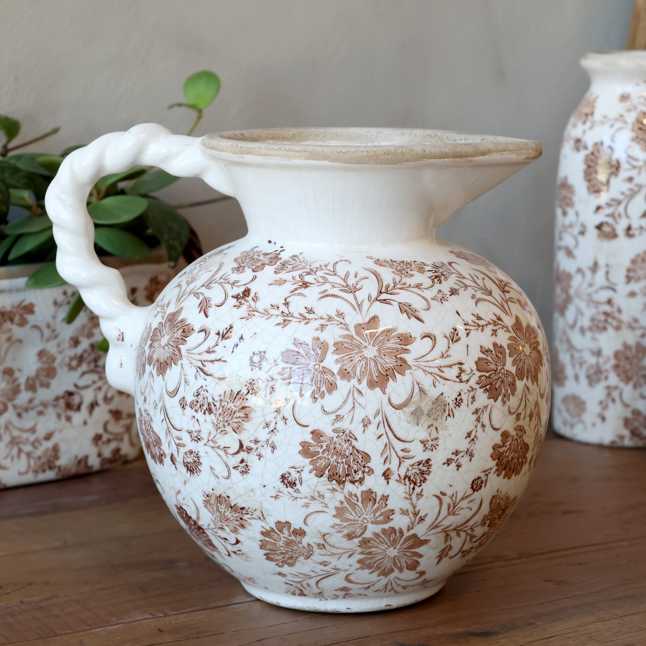 Krug mit Blumenmotiv in mokka