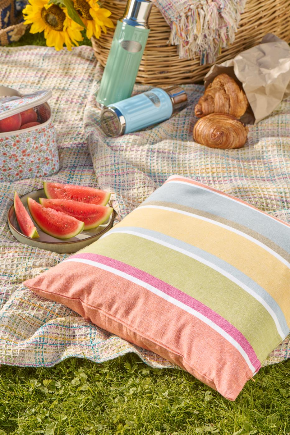 Polsterüberzug mit bunten Streifen