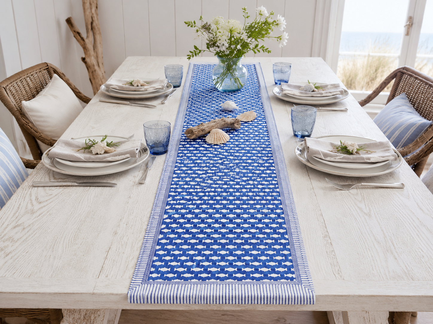 Tischläufer blau mit weißen Fischen
